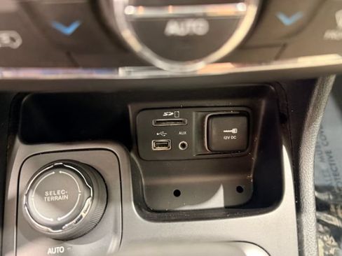 Used 2018 Jeep Cherokee Limited AWD/4WD image 40