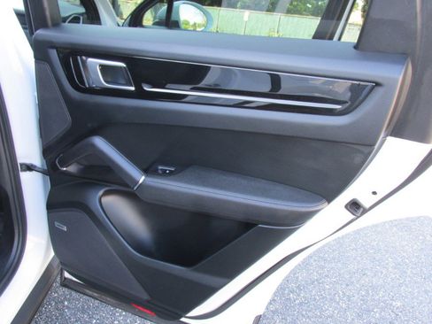 Used 2020 Porsche Cayenne image 33
