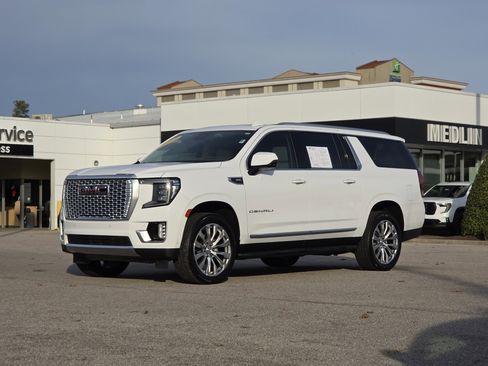 Used 2024 GMC Yukon XL Denali w/ Advanced Technology Package image 3