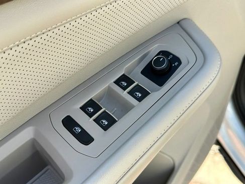 Used 2024 Volkswagen Atlas SE FWD image 11