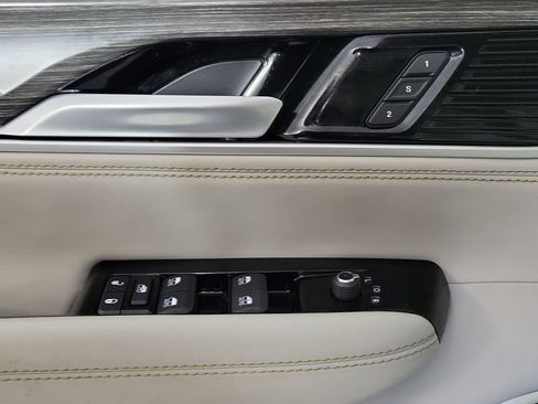 Used 2024 Jeep Wagoneer Series III w/ Premium Group I AWD/4WD image 16
