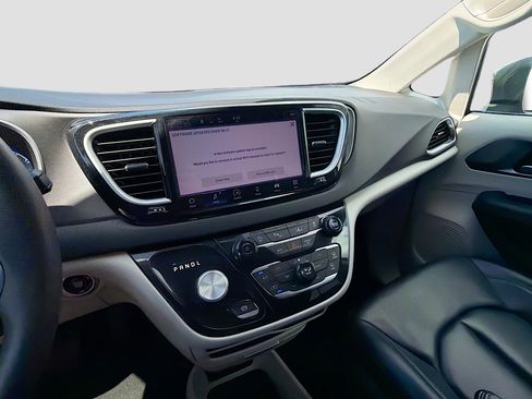 Used 2023 Chrysler Pacifica Touring-L image 28