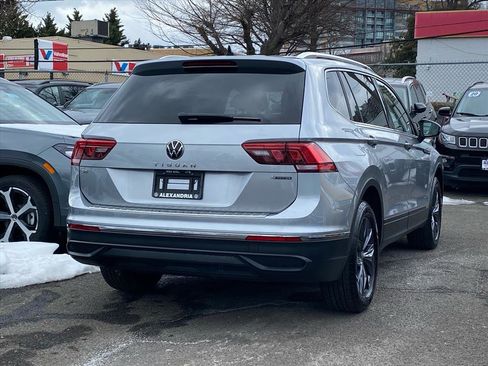 Used 2023 Volkswagen Tiguan SE w/ Panoramic Sunroof Package image 3