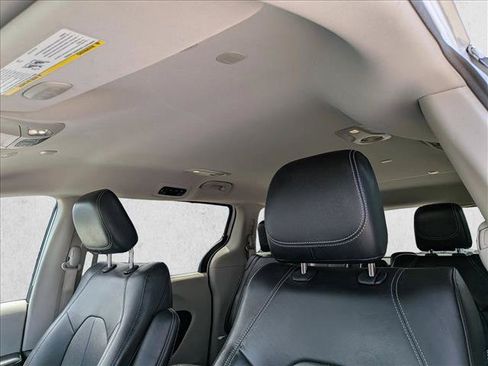 Used 2022 Chrysler Pacifica Touring-L FWD image 17