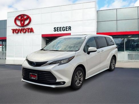Used 2025 Toyota Sienna XLE FWD image 14