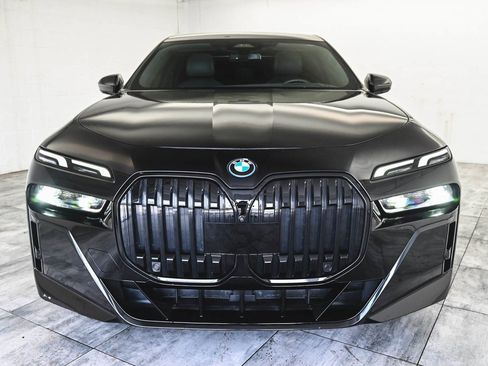 Used 2023 BMW i7 xDrive60 w/ Parking Assistance Package image 2