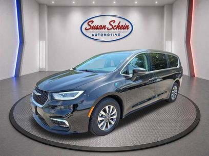 Used 2024 Chrysler Pacifica Limited
