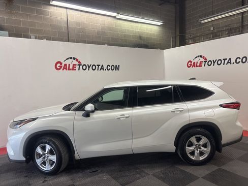 Used 2022 Toyota Highlander LE image 6