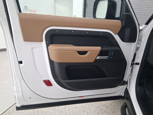 Used 2025 Land Rover Defender 90 S image 19