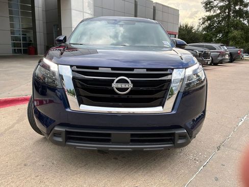 Used 2025 Nissan Pathfinder SV FWD image 3