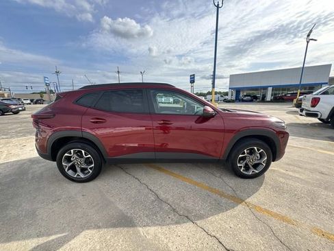 Used 2025 Chevrolet Trax LT w/ LT Convenience Package FWD image 8