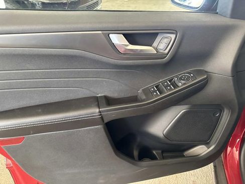 Used 2025 Ford Escape SE image 14