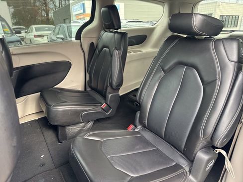 Used 2023 Chrysler Pacifica Touring-L image 24