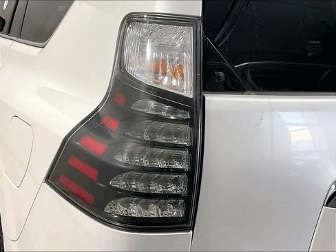Used 2023 Lexus GX 460 Luxury w/ Sport Design Package AWD/4WD image 33