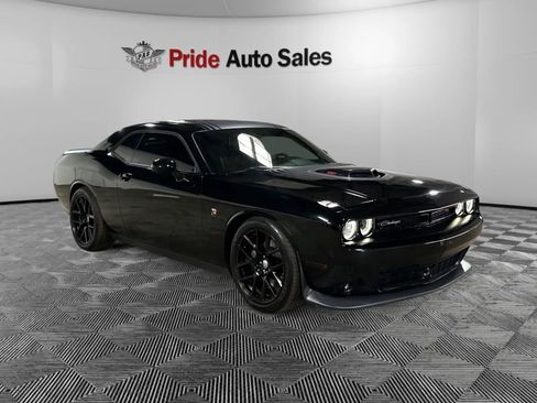 Used 2016 Dodge Challenger R/T Scat Pack RWD image 3