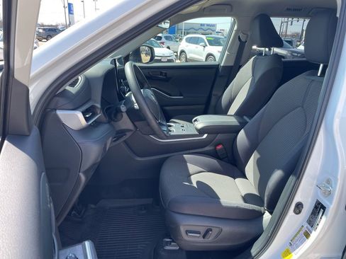 Used 2023 Toyota Highlander L image 8