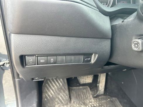 Used 2022 Toyota Venza LE AWD/4WD image 22