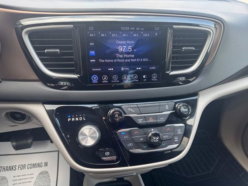 Used 2017 Chrysler Pacifica Touring-L FWD image 8