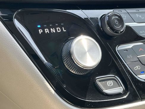 Used 2024 Chrysler Pacifica Touring-L FWD image 24