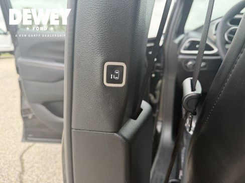 Used 2025 Chrysler Pacifica Select FWD image 25