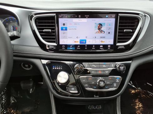 Used 2025 Chrysler Pacifica Limited FWD image 21