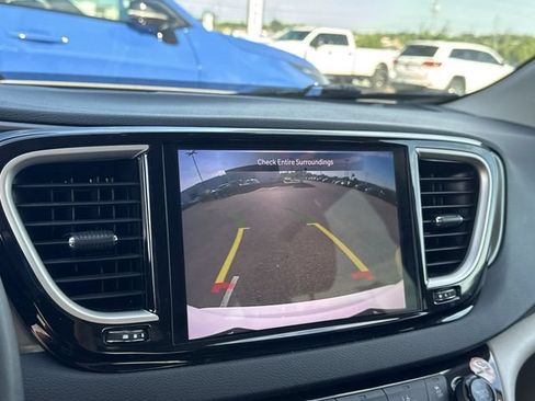 Used 2023 Chrysler Pacifica Touring-L FWD image 19