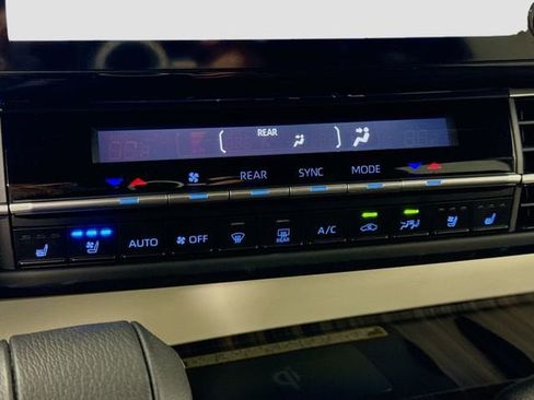 Certified 2023 Toyota Sienna Platinum image 16