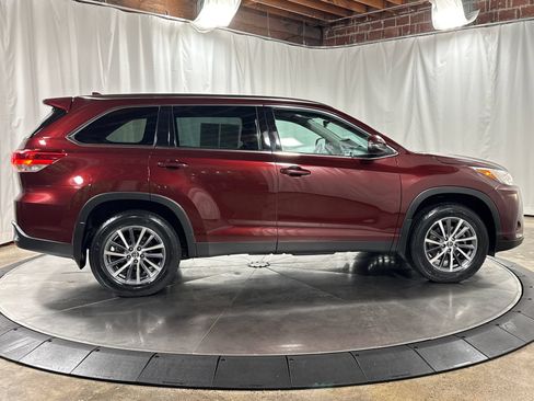 Used 2019 Toyota Highlander XLE w/ Carpet Mat Package (TMS) AWD/4WD image 6