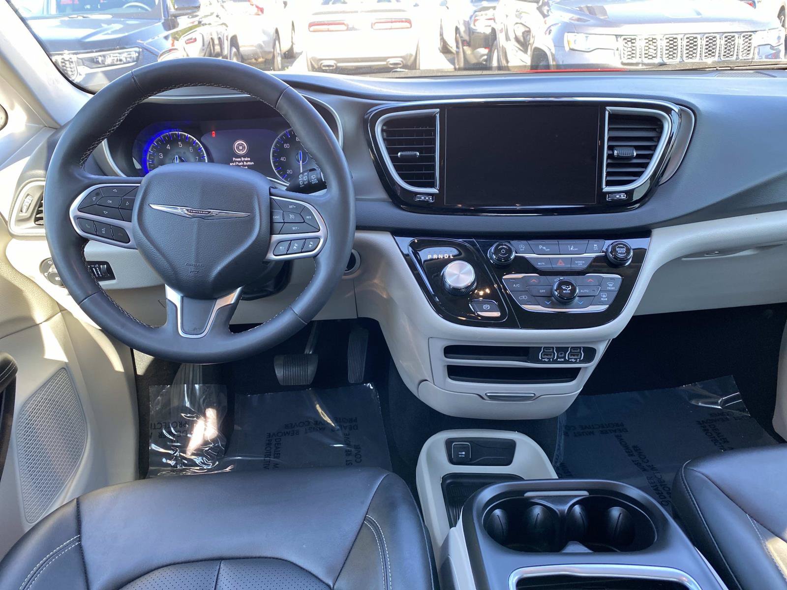 Used 2024 Chrysler Pacifica Touring-L FWD image 9