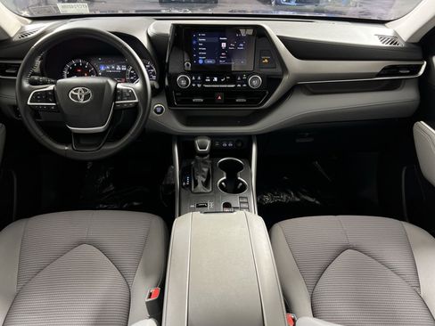 Used 2024 Toyota Highlander LE image 19