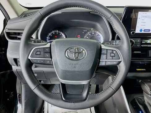 Used 2023 Toyota Highlander XLE image 14