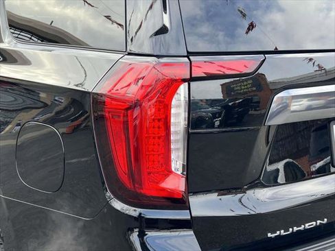 Used 2022 GMC Yukon AT4 w/ Technology Package image 12