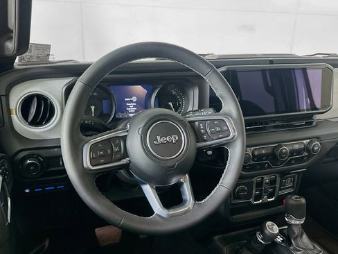 Used 2025 Jeep Wrangler Unlimited Sahara AWD/4WD image 18