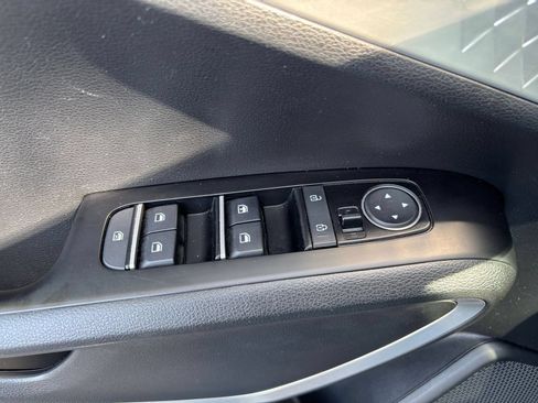 Used 2025 Kia Soul LX w/ LX Technology Package FWD image 18