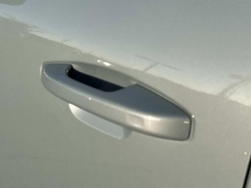 Used 2022 Volvo XC40 T5 Momentum image 16