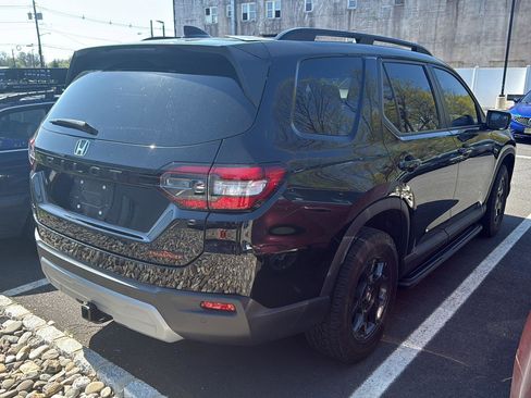 Used 2025 Honda Pilot TrailSport image 4