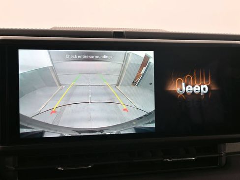 Used 2025 Jeep Wrangler Unlimited Sahara AWD/4WD image 23