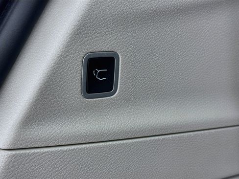 Used 2024 Chrysler Pacifica Touring-L FWD image 31