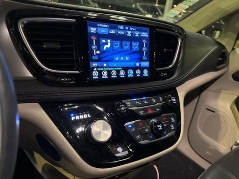 Used 2017 Chrysler Pacifica Limited image 12