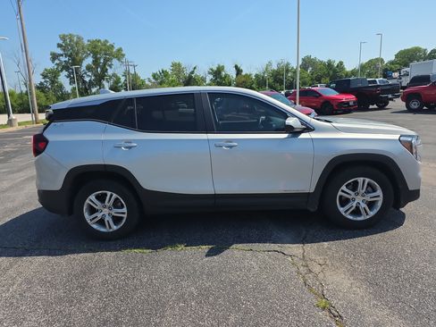 Used 2022 GMC Terrain SLE FWD image 3