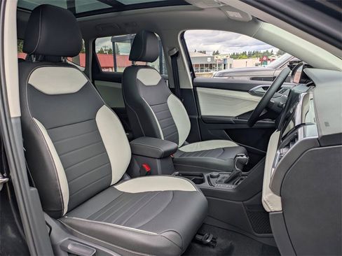 New 2025 Volkswagen Taos SEL image 34