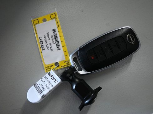 Used 2025 Nissan Rogue SV image 21