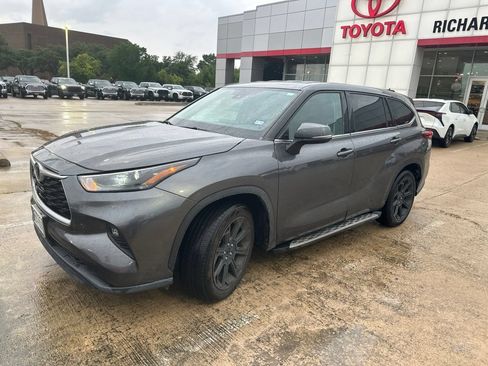 Used 2022 Toyota Highlander LE FWD image 1