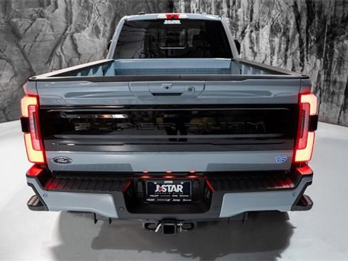 Used 2025 Ford F450 Platinum w/ FX4 Off-Road Package image 24