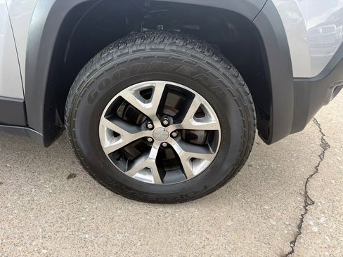 Used 2014 Jeep Cherokee Trailhawk image 9