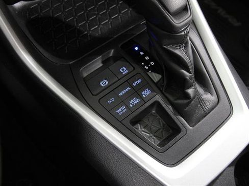 Used 2021 Toyota RAV4 LE image 13