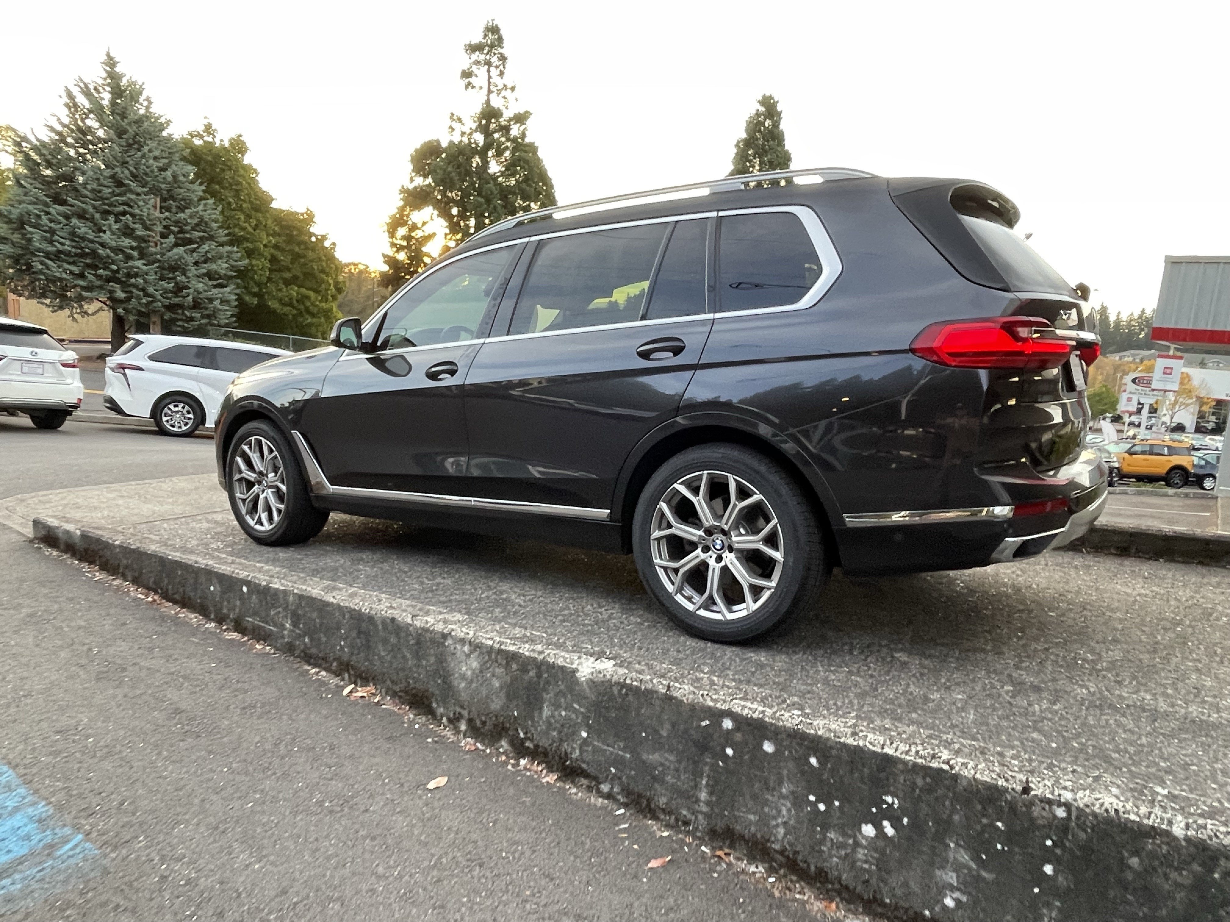 Used 2021 BMW X7 xDrive40i w/ Premium Package AWD/4WD image 5