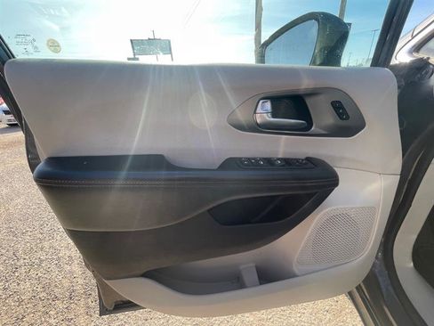 Used 2020 Chrysler Pacifica Touring-L image 14