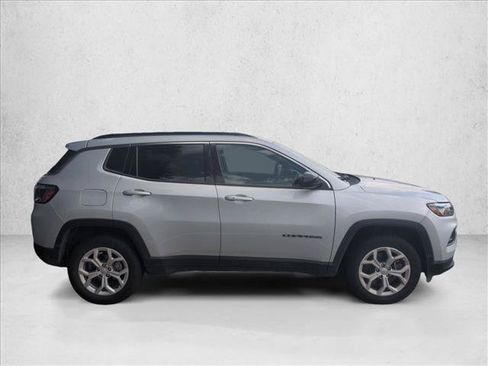 Used 2024 Jeep Compass Latitude AWD/4WD image 4