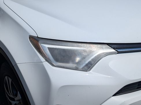 Used 2018 Toyota RAV4 LE AWD/4WD image 10